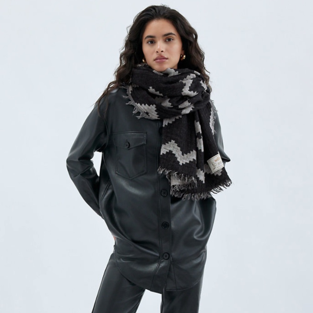 Aritzia Wilfred Diamond Blanket Scarf
